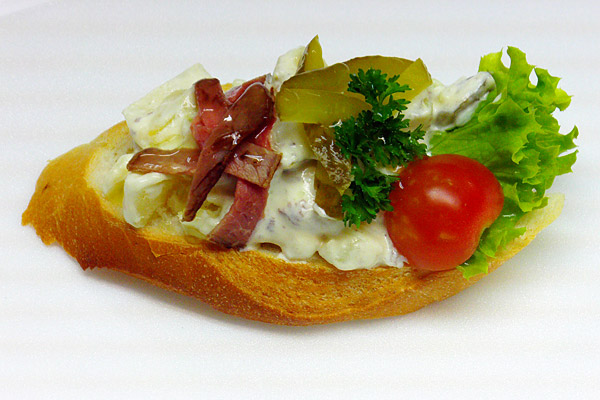 Oroszhús salátás szendvics