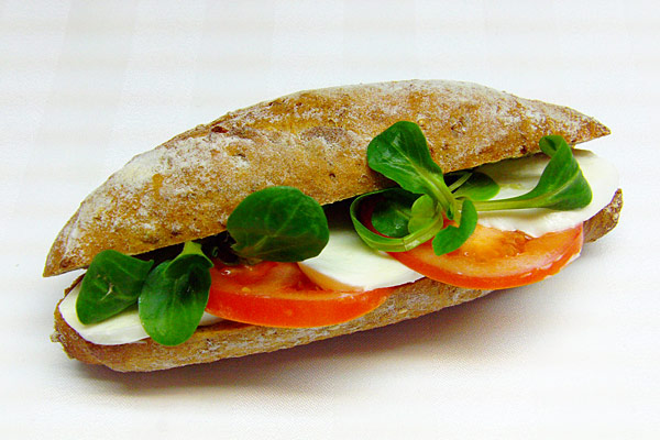 Mozzarella-paradicsomos szendvics